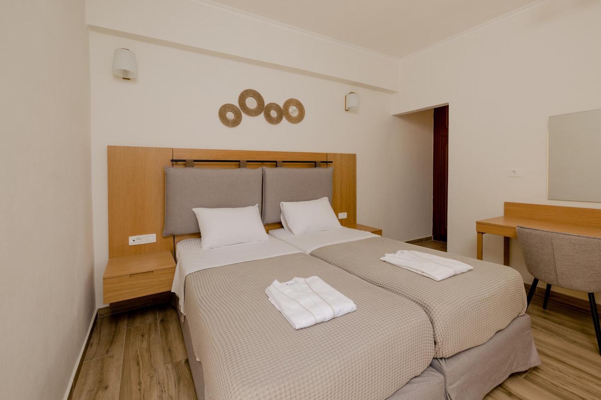 Opera House Hotel Sými Buitenkant foto